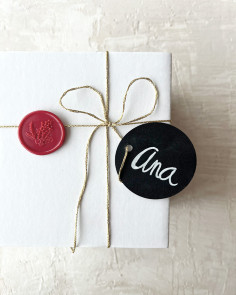 Etiqueta circular color negro para personalizar nombre de regalo