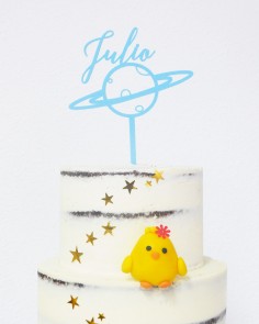 Vista zoom cake topper con nombre sobre planeta Saturno